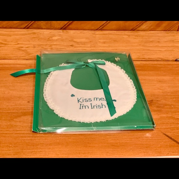 Ireland - Kiss Me I'm Irish BNWT Bib White with Green Trim - Saint Patricks Day - Picture 5 of 6